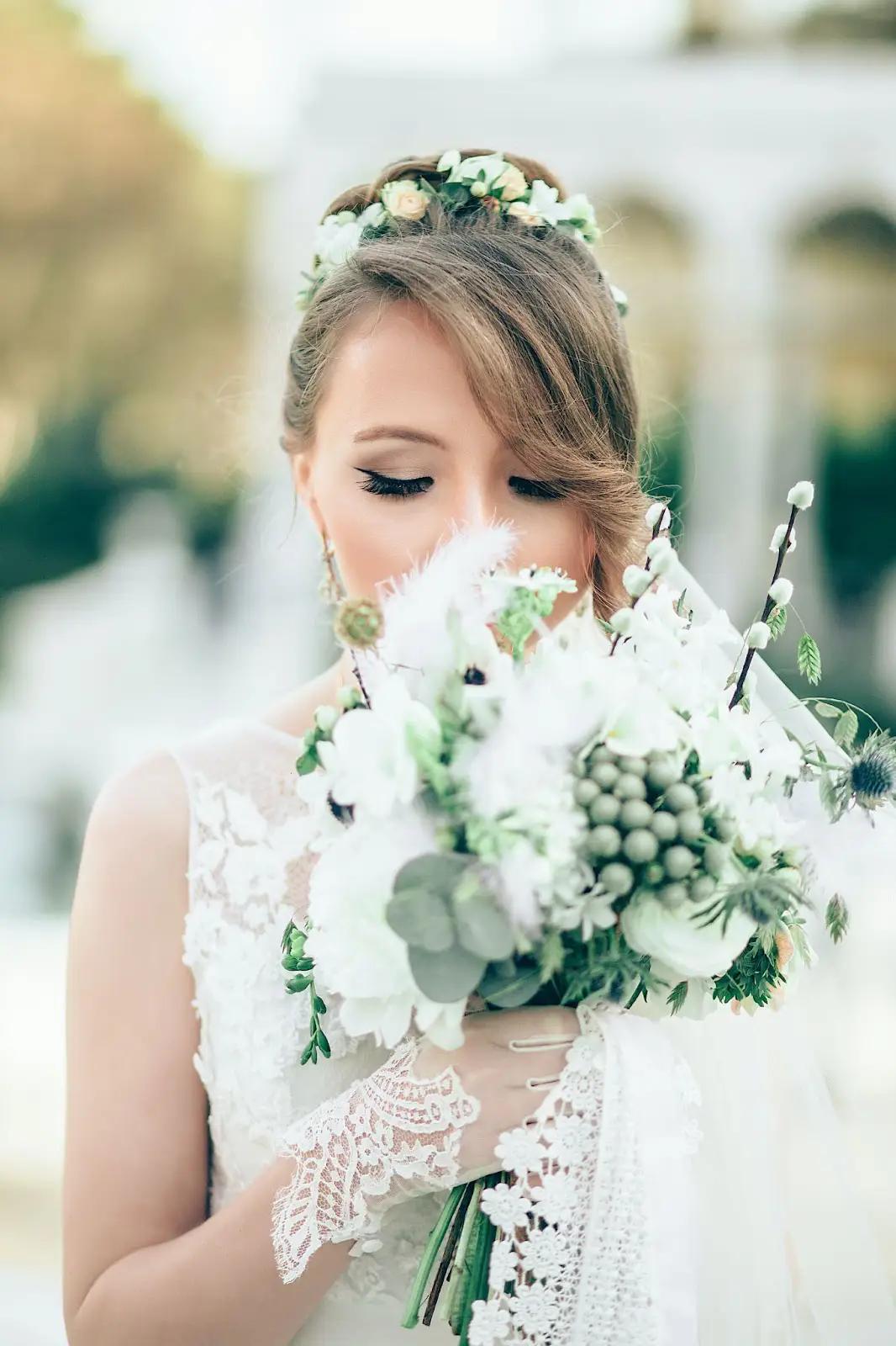 Tips for Styling &amp; Wearing Gloves on Your Wedding Day Image
