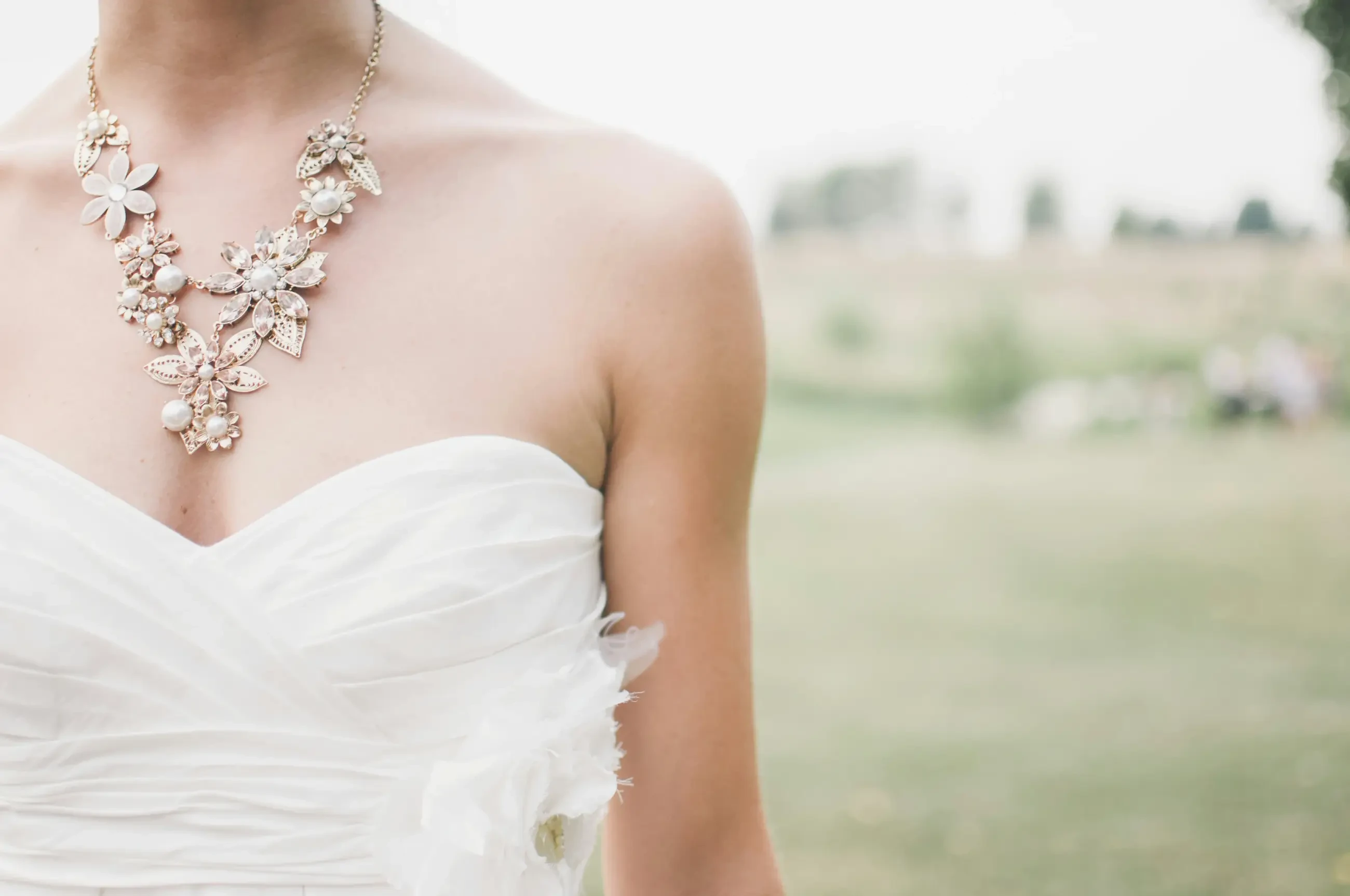Should you wear a necklace on wedding day?. Desktop Image