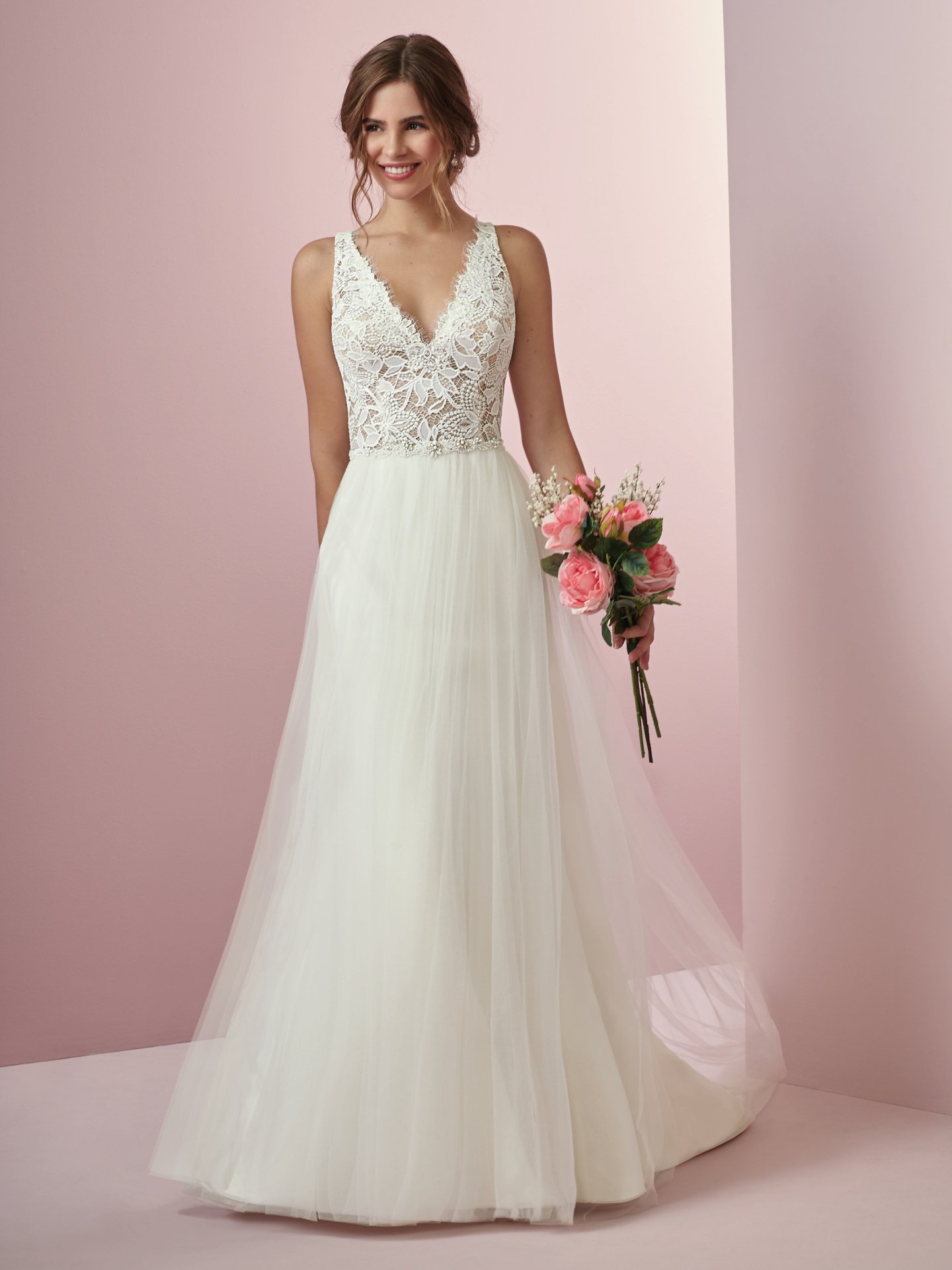 7 Types of Lace to Know While Shopping for a Wedding Gown