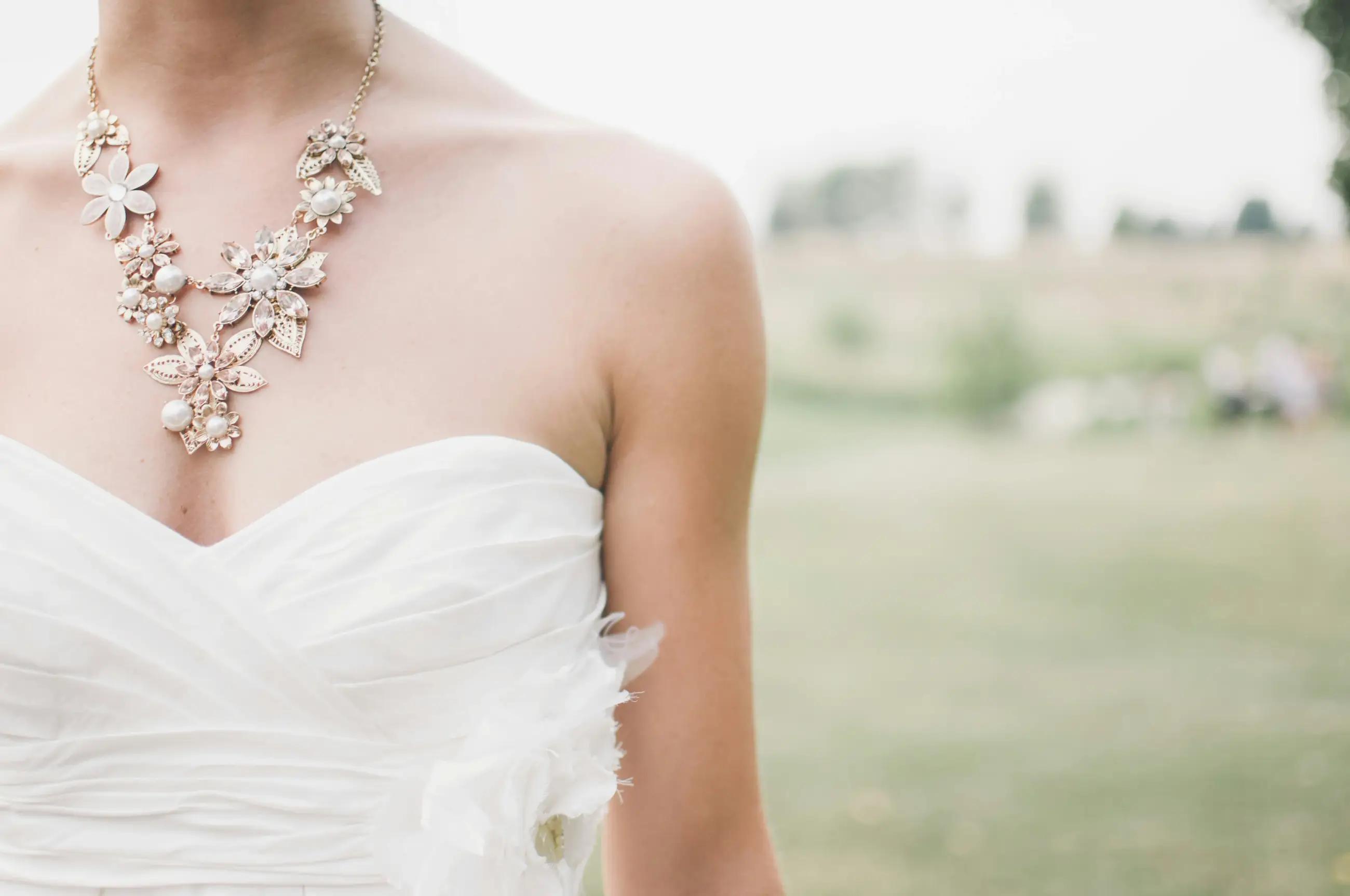 Should you wear a necklace on wedding day? Image